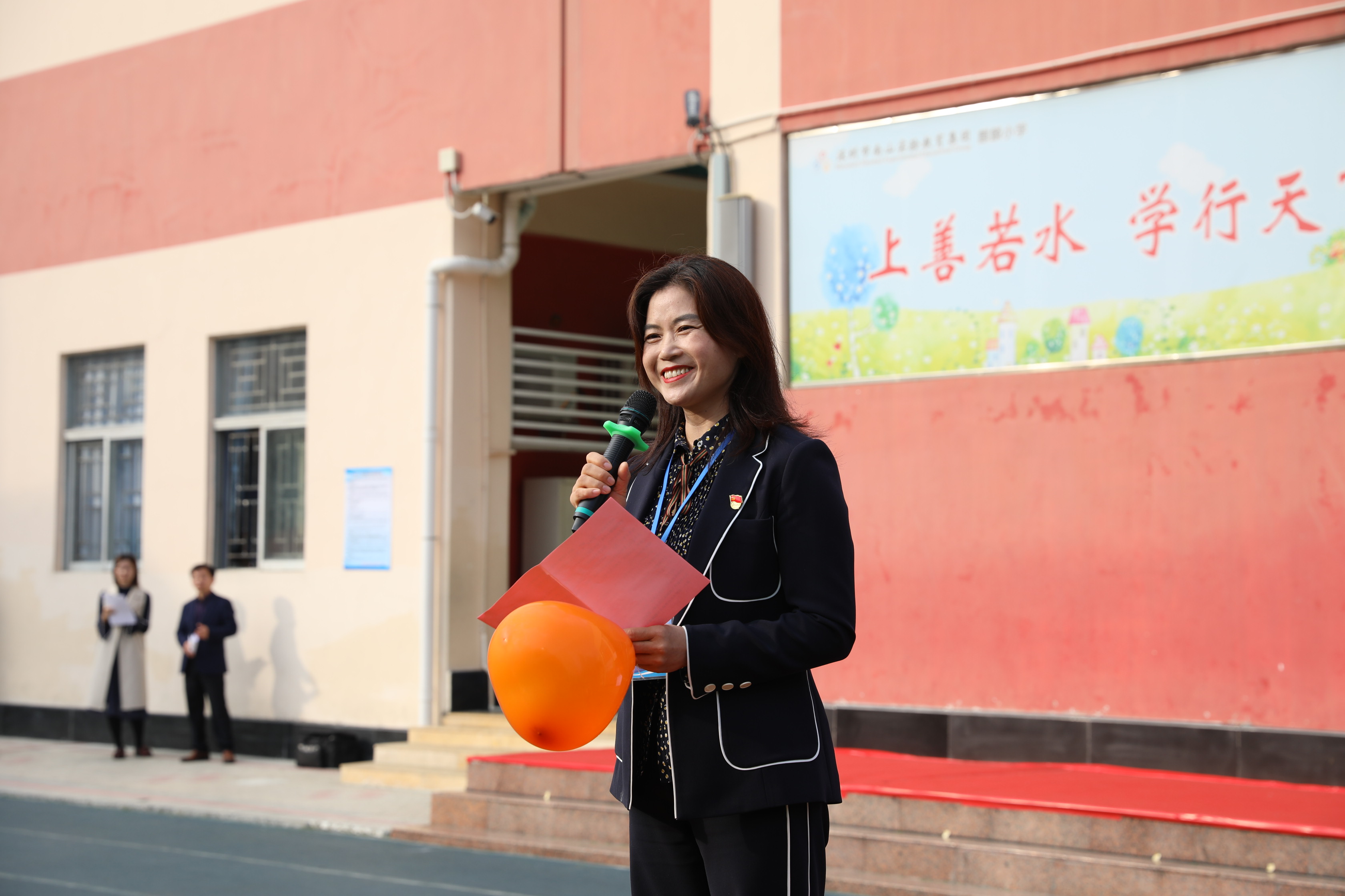 首页 学校新闻   李玲校长上台致辞,通过一个气球和同学们探讨了科学
